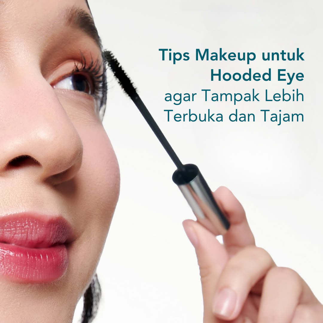 Seorang wanita sedang memakai maskara Seorang wanita sedang memakai maskara