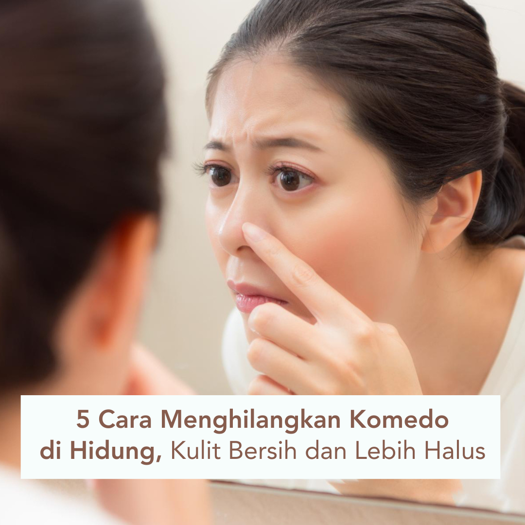 Seorang wanita sedang bercermin melihat hidungnya yang berkomedo Seorang wanita sedang bercermin melihat hidungnya yang berkomedo