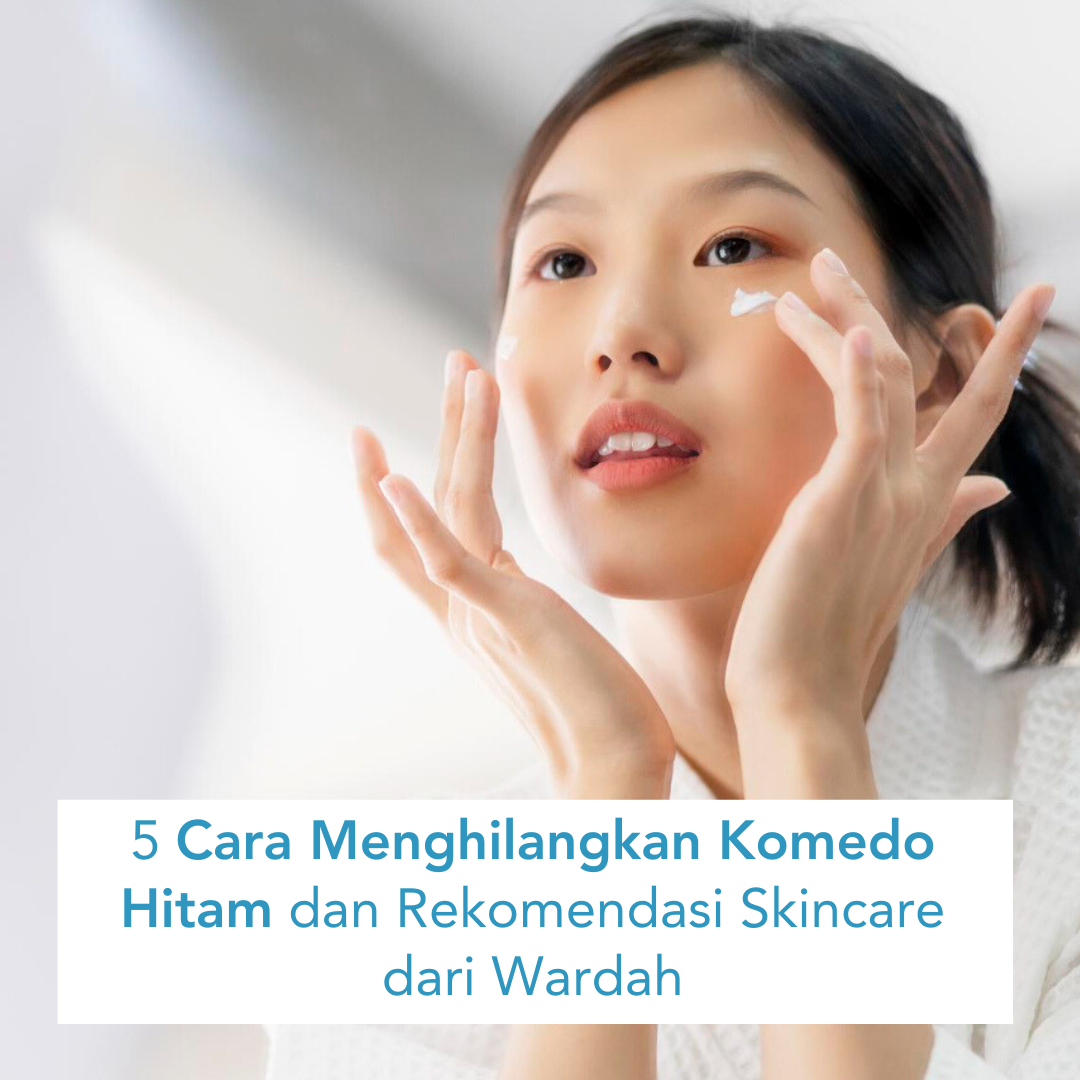 Seorang perempuan sedang mengaplikasikan pelembab ke wajahnya Seorang perempuan sedang mengaplikasikan pelembab ke wajahnya